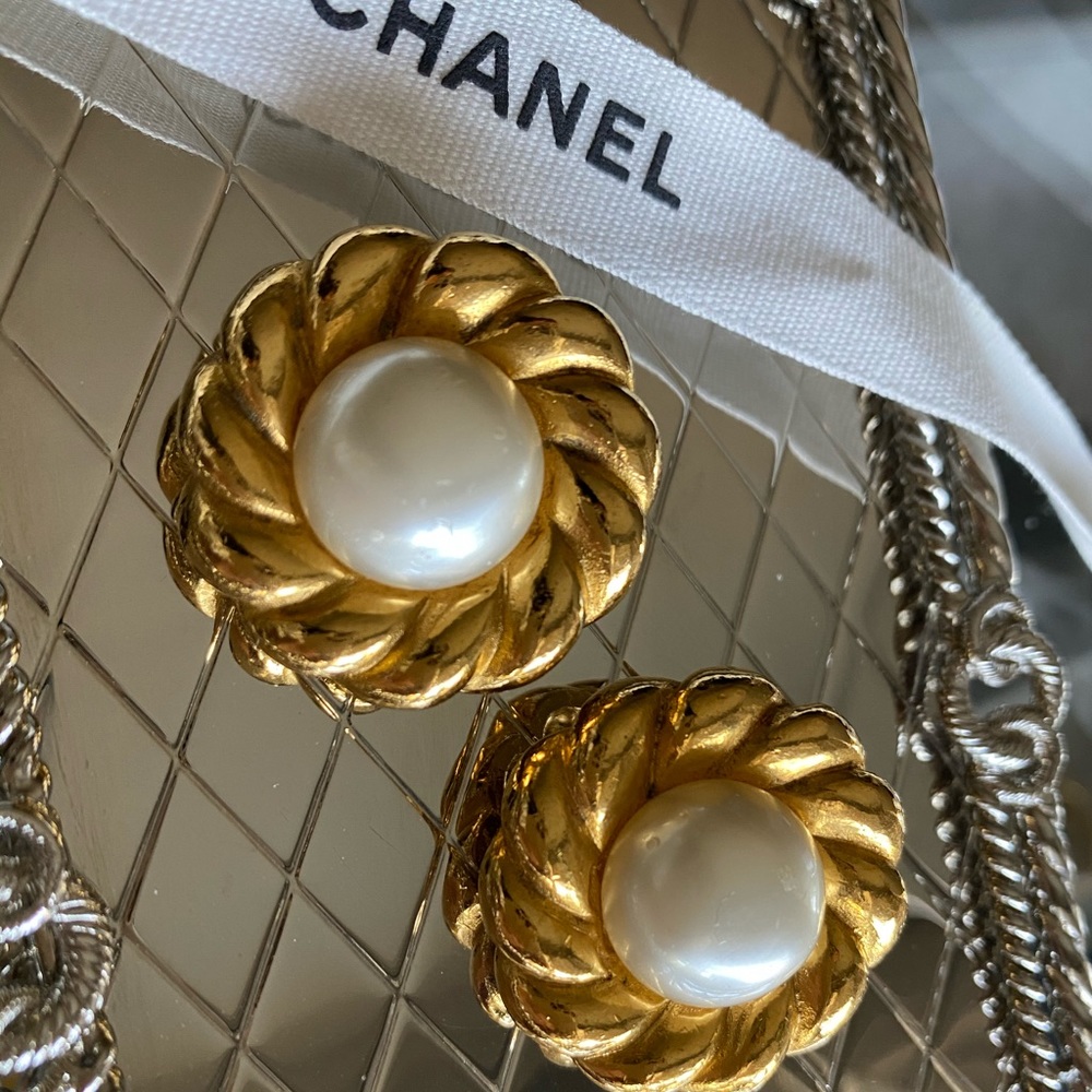 100 AUTHENTIC VINTAGE PEARL CHANEL EARRINGS